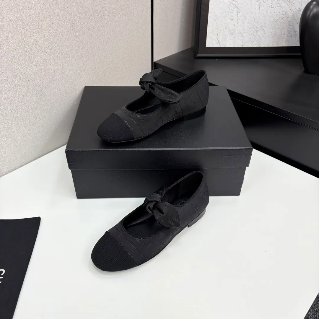 👟👟Ex-factory price 600👟👟 CHANEL Chanel Little Fragrance Style 2025C Early spring Milan catwalk style super hot bow Mary Jane shoes, bunny ear shoes, Xiaoxiang C’s super sexy pair of flat shoes, they are very good when worn alone with small socks. The most beautiful Mary Jane shoes of the year are paired with playful bows, the cuteness and playfulness are just right, and she has the feeling of being a wealthy daughter. Upper: Original logo cloth Inner foot pad: Sheepskin Sole: Italian genuine leather sole